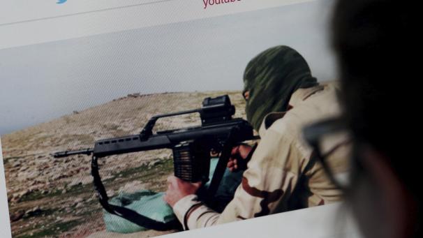 <p>Auf dem Computermonitor ist eine Website mit Propaganda des IS zu sehen.</p>