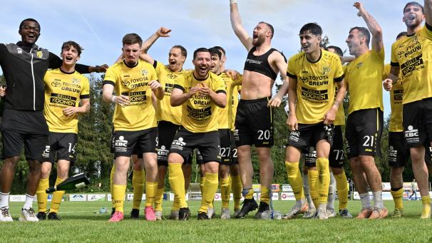 <p>Vor seiner Rückkehr zum RFC St.Vith gelingt Markus Klauser (Fünfter von links) der zweite Aufstieg mit Raeren-Eynatten.</p>