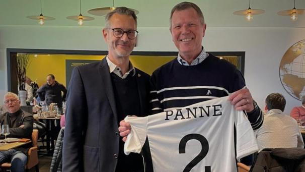 <p>Seit 55 Jahren ein „Panda“: AS-Finanzdirektor Thomas Herbert dankt Frank Mockel (rechts).</p>