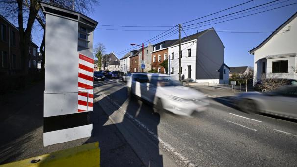 <p>Das Parlament der Deutschsprachigen Gemeinschaft möchte etwas gegen Protokolle in französischer Sprache unternehmen, die für Verstöße auf dem Gebiet der DG festgestellt werden. Deshalb hat es am Montag eine Resolution verabschiedet. Auf diesem Bild zu erkennen ist eine Lidar-Radarkontrolle.</p>