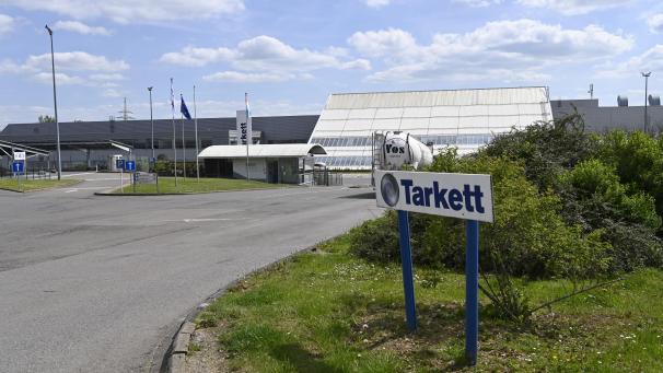 <p>Das Unternehmen Tarkett GDL im nordluxemburgischen Lentzweiler (Clerf) will zum Jahresende 126 Stellen streichen. Wie die Gewerkschaft OGBL berichtet, sind 105 Grenzgänger von der Entlassungswelle betroffen.</p>
