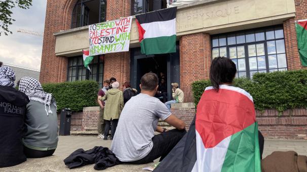 <p>Pro-palästinensische Aktivisten besetzen ein Gebäude der Brüsseler Universität ULB.</p>