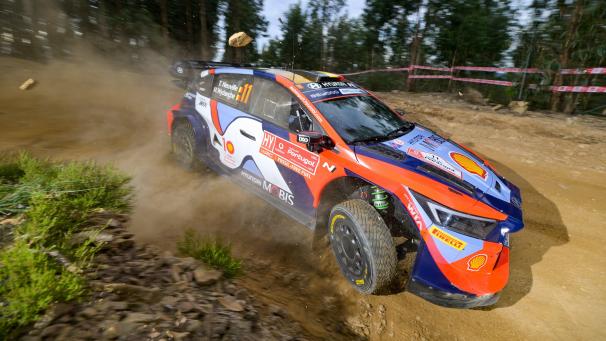 <p>Staubige Angelegenheit: Das Team Neuville-Wydaeghe (Hyundai) am Freitag bei der Rallye Portugal.</p>