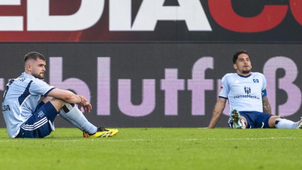 <p>Der HSV am Boden: Die Hanseaten verpassen nach der 0:1-Niederlage in Paderborn zum wiederholten Mal den Aufstieg in die 1. Bundesliga.</p>