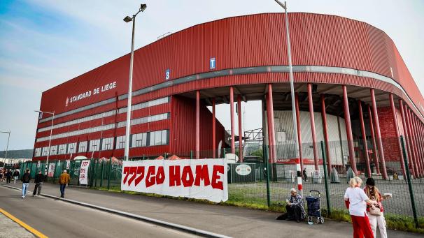 <p>Die Lütticher Fans machen ihrem Unmut über Investor 777 Partners mit Bannern Luft.</p>