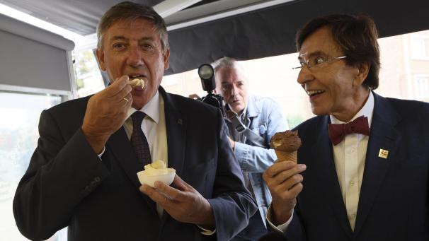 <p>Der flämische Ministerpräsident Jan Jambon (links) bei einem Treffen mit seinem wallonischen Amtskollegen Elio Di Rupo Ende August 2023 in Namur</p>