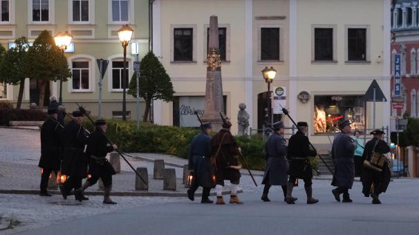 <p>Nachtwächter gehen im Mai 2023 über den Markt in Zwönitz. Vom 19. bis zum 21.05.2023 fand dort das 38. Europäische Nachtwächter- und Türmertreffen der gleichnamigen Zunft statt, zu dem 170 Akteure aus Deutschland und europäischen Ländern kamen. In diesem Jahr trifft sich die Zunft in Dülken, einem Stadtteil von Viersen am Niederrhein.</p>