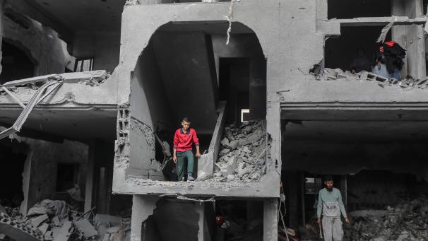 <p>Palästinenser inspizieren die Schäden nach einem israelischen Luftangriff auf das Flüchtlingslager Al Maghazi im zentralen Gazastreifen.</p>