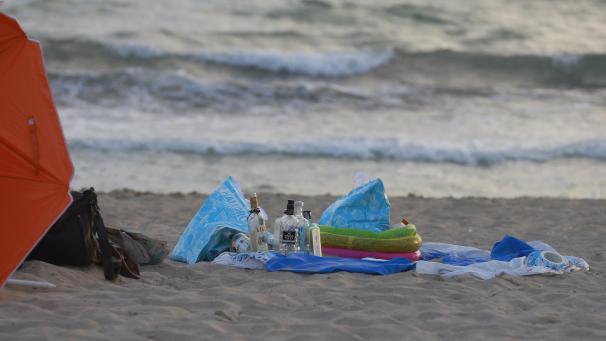 <p>Leere Alkoholflaschen stehen am Strand von Arenal.</p>