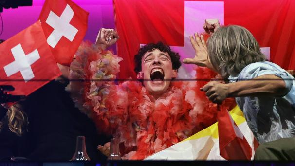 <p>Nemo (Mitte) aus der Schweiz reagiert während der Punktewertung beim Finale des Eurovision Song Contest (ESC) 2024 in der Malmö Arena.</p>