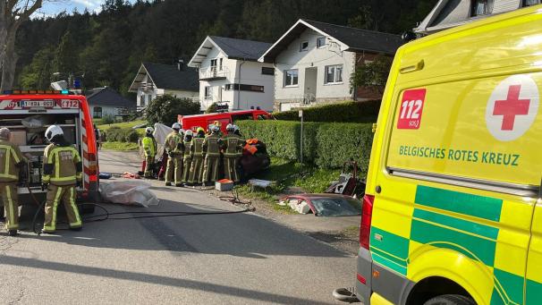 <p>Verkehrsunfall in Recht: Zwei Personen mussten aus ihrem Fahrzeug befreit werden.</p>