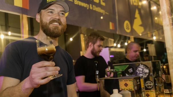 <p>Auch Organisator Maurice Collard (vorne) genießt die Atmosphäre auf dem Rhizome Bierfestival.</p>