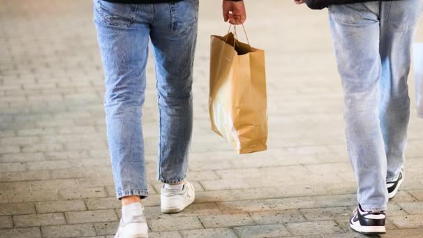 <p>Zwei Passanten mit Einkaufstaschen: Biopiraterie bedeutet, dass Firmen Pflanzen, Tiere oder anderes und traditionelles Wissen aus fernen Ländern nehmen, um Profite zu machen, ohne diese Länder daran zu beteiligen.</p>