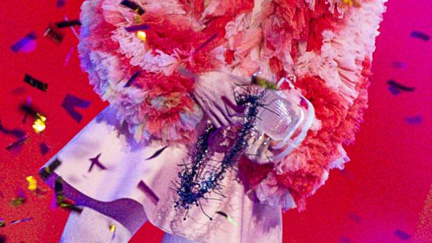 <p>Nemo aus der Schweiz hält bei der Siegerehrung im Finale des Eurovision Song Contest (ESC) 2024 den kaputten Pokal in den Händen. Nemo zerbrach nach dem Sieg die Trophäe versehentlich auf der Bühne und bekam einen Ersatz-Pokal. Der größte Gesangswettbewerb der Welt stand unter dem Motto „United By Music“.</p>