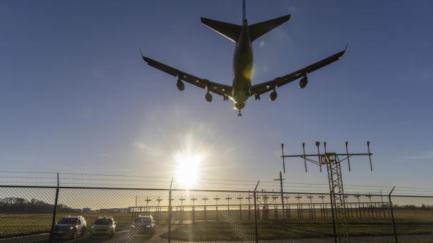 <p>in Flugzeug landet auf dem Regionalflughafen von Lüttich.</p>