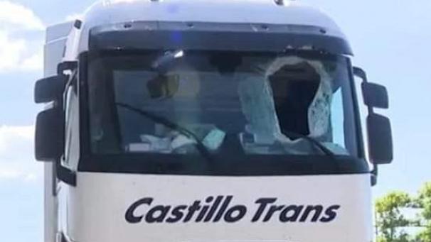 <p>Der Kanaldeckel durchbrach die Windschutzscheibe und tötete den Lkw-Fahrer.</p>