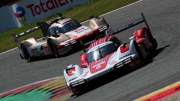 <p>Die beiden Porsche fahren in Spa-Francorchamps vorne weg. Im Ziel hatten sie aber die Plätze getauscht.</p>
