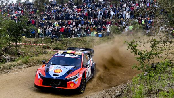 <p>Neuville-Wydaeghe im Hyundai auf dem Weg zum dritten Platz in Portugal vor einer riesigen Zuschauermenge.</p>