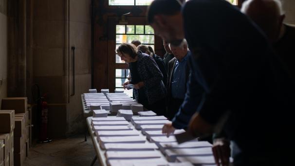 <p>Mehrere Personen machen in der Universitat de Barcelona von ihrem Wahlrecht Gebrauch. Fast sechs Millionen Katalanenwaren am Sonntag an die Urnen gerufen worden, um ihren neuen autonomen Präsidenten für die nächsten vier Jahre zu wählen.</p>