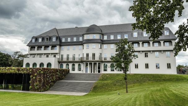 <p>In diesem Gebäude, dem ehemaligen „Sanatorium“, tagt das Parlament der Deutschsprachigen Gemeinschaft. Es besteht aus 25 Mitglieder, die am 9. Juni neu bestimmt werden.</p>