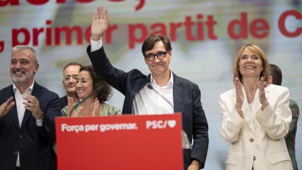 <p>Salvador Illa (Mitte), Spitzenkandidat der spanischen Sozialisten bei der vorgezogenen Parlamentswahl in Katalonien, winkt vor Anhängern in der Parteizentrale nach der Wahl.</p>