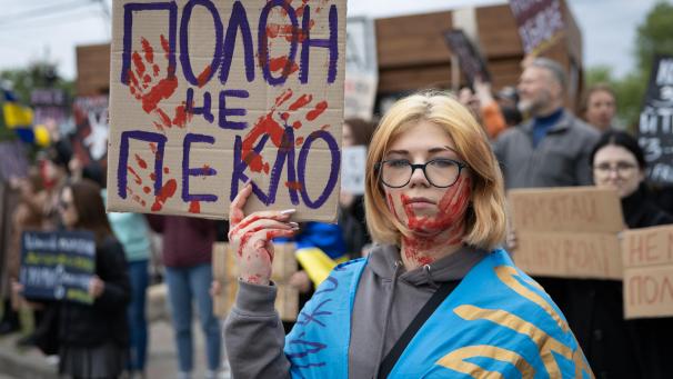 <p>Ein junge Frau hält ein Plakat mit der Aufschrift Gefangenschaft ist die Hölle während einer Kundgebung, auf der die Behörden aufgefordert werden, Angehörige aus russischer Gefangenschaft zurückzuholen</p>