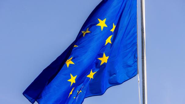 <p>Die Flagge der Europäischen Union weht vor dem Gebäude des Europäischen Parlaments in Straßburg.</p>