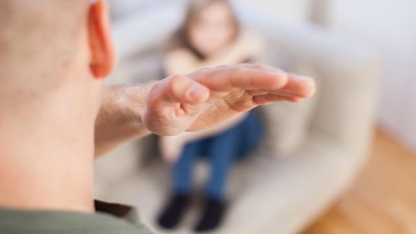 <p>Weil sie mit dem Partner ihrer volljährigen Tochter nicht zufrieden waren, schlug ein Ehepaar die junge Frau mehrfach.</p>