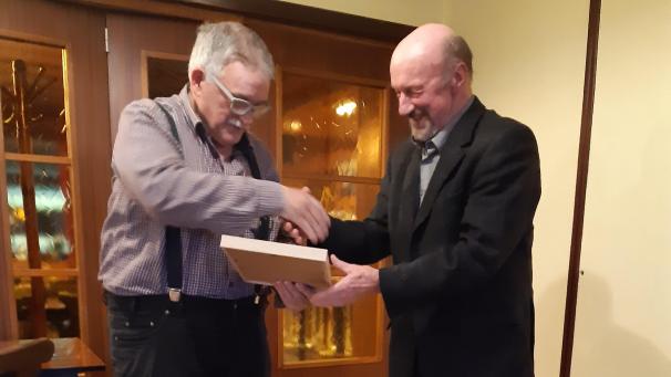 <p>Dieter Plumanns (l.) überreichte Louis Siquet die Urkunde zum Ehrenmitglied.</p>