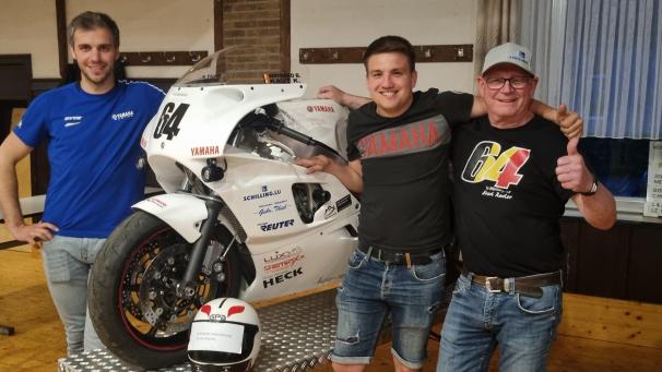 <p>Kevin Kaut fährt EWC mit eigenem Team und Klassik-Motorradrennen mit Wild Thing – hier mit Stig Dupuis und Bruno Weynand (von links).</p>