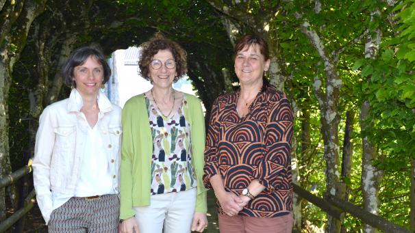 <p>Marie-Hélène Vliegen (l.) wird am 1. September Inge Kohnen (Mitte) als Schulleiterin der MG ablösen. Beigeordnete Direktorin ist und bleibt Monique Pint.</p>