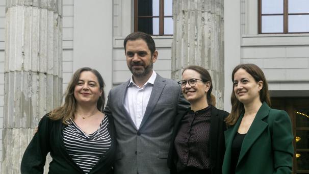 <p>Kerstin Grübmeyer (Chefdramaturgin Schauspiel), Christopher Ward (Generalmusikdirektor), Elena Tzavara (Intendantin) und Isabelle Becker (Chefdramaturgin Musiktheater) freuen sich auf die neue Spielzeit.</p>