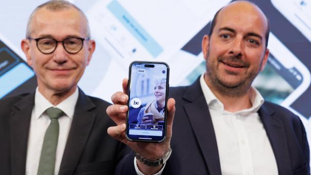 <p>Sozialminister Frank Vandenbroucke (l.) und der Staatssekretär für Digitalisierung, Mathieu Michel, präsentieren Belgiens erste digitale Brieftasche MyGov.be</p>
