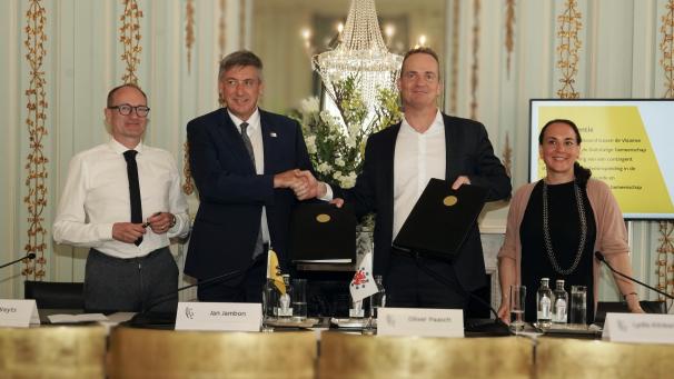 <p>Nach der Unterzeichnung des Abkommens: Der flämische Bildungsminister Ben Weyts (links) und seine deutschsprachige Kollegin Lydia Klinkenberg sowie die Ministerpräsidenten Jan Jambon (Zweiter von links) und Oliver Paasch.</p>