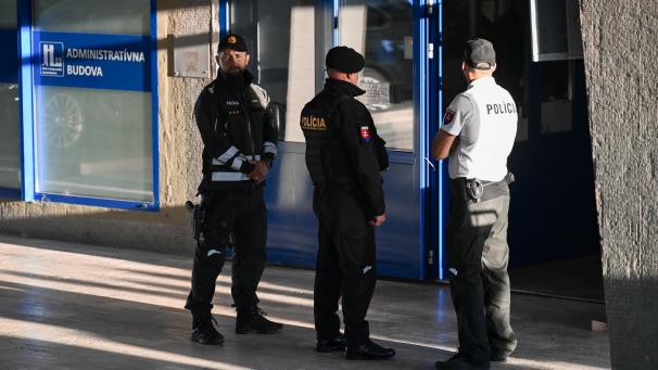 <p>Polizisten stehen vor dem F. D. Roosevelt Universitätskrankenhaus, in dem der lebensgefährlich verletzte slowakische Ministerpräsident Fico behandelt wird.</p>