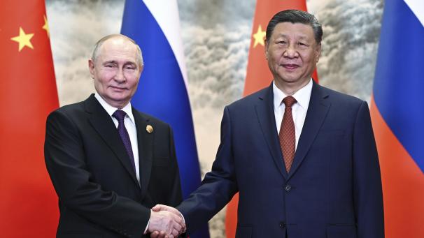<p>Auf diesem von der staatlichen russischen Nachrichtenagentur Sputnik via AP veröffentlichte Foto posieren der chinesische Präsident Xi Jinping (rechts) und der russische Präsident Wladimir Putin (links)für ein Foto vor ihren Gesprächen.</p>
