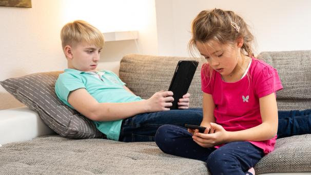 <p>Damit Kinder mit Social Media richtig aufwachsen, sollten Eltern von Beginn an wachsam sein und Regeln setzen.</p>