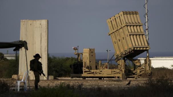 <p>Eine Batterie des israelischen Raketenabwehrsystems Iron Dome, das zum Abfangen von Raketen eingesetzt wird, steht in Aschkelon im Süden Israels.</p>