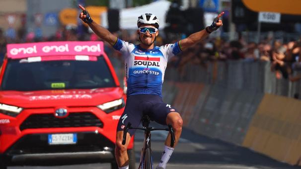 <p>Erleichterung nach zuletzt schweren Monaten: Julian Alaphilippe siegt auf der zwölften Etappe.</p>