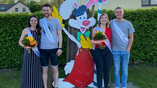 <p>Die Königspaare Cynthia Peters und Christoph Schmitt (links) sowie Laura Herbrandt und Norman Keller (rechts) ließen sich auf der Medeller Kirmes feiern.</p>