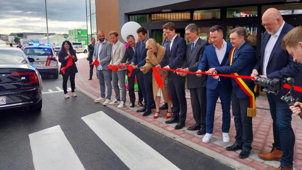 <p>Das obligatorische Durchschneiden eines Bandes durfte natürlich nicht fehlen.</p>