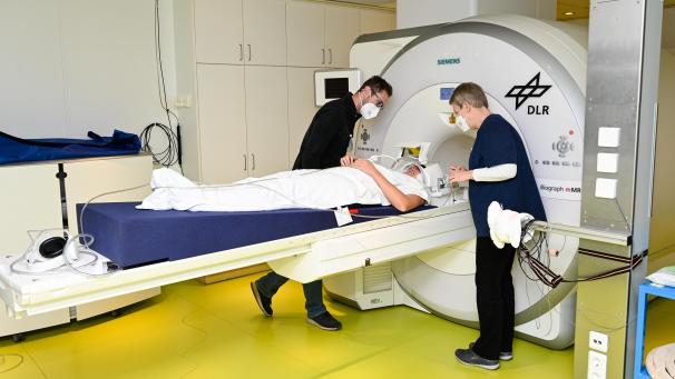 <p>Ein Teilnehmer einer Bettruhestudie unterzieht sich einer MRT-Untersuchung,</p>