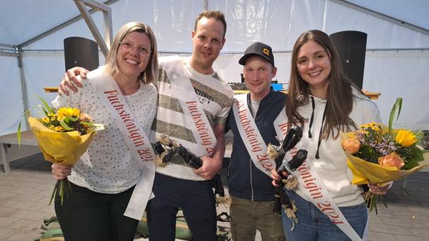 <p>Svenja Mölter (links)und Stefan Johanns ließen sich ebenso wie David Meyer und Janina Schmitz (rechts) feiern.</p>