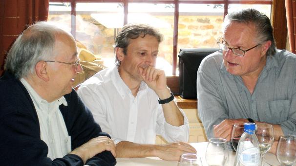 <p>Frankofone Mitglieder des „Krautgarten“ beim Sommerfest in Petit-Thier (2014): Albert Moxhet, Max Carnavale (Fotograf), Jacques Izoard (Lyriker)</p>