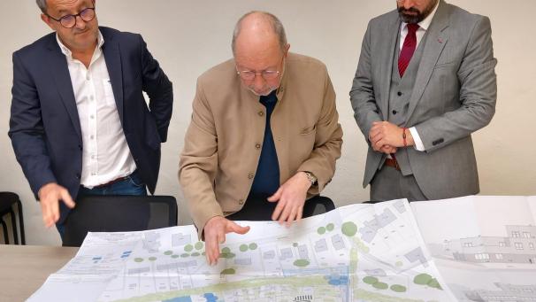 <p>Von links nach rechts: Patrick Meyer (politischer Sekretär der christlichen Arbeiterbewegung CAB), Bernd Despineux (CAJ-Präsident) und DG-Sozialminister Antonios Antoniadis begutachten die Neubaupläne.</p>