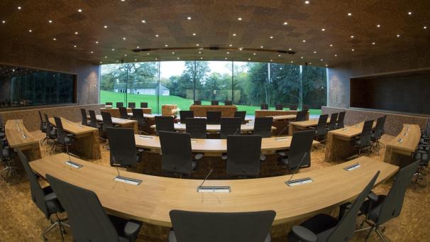 <p>Blick in den leeren Sitzungssaal des DG-Parlamentes</p>