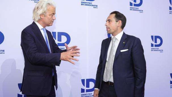 <p>Geert Wilders (l.) hat es geschafft, seine Partei in die Regierung zu bringen, weil er potenzielle Partner hatte. Für Tom Van Grieken (r.) bleibt die Tür vorerst geschlossen.</p>