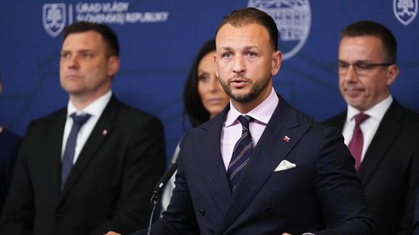 <p>Der slowakische Innenminister Matus Sutaj Estok spricht während einer Pressekonferenz, nachdem der populistische slowakische Ministerpräsident Fico am angeschossen und schwer verletzt wurde.</p>