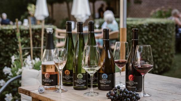 <p>Nicht nur die Tropfe vom Wijndomein Aldeneyck sind im Ausland gefragt.</p>