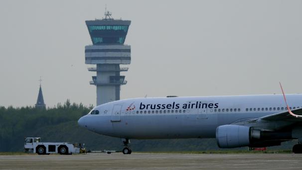 <p>Eine Maschine von Brussels Airlines wird auf das Rollfeld vom Landesflughafen in Zaventem gezogen.</p>